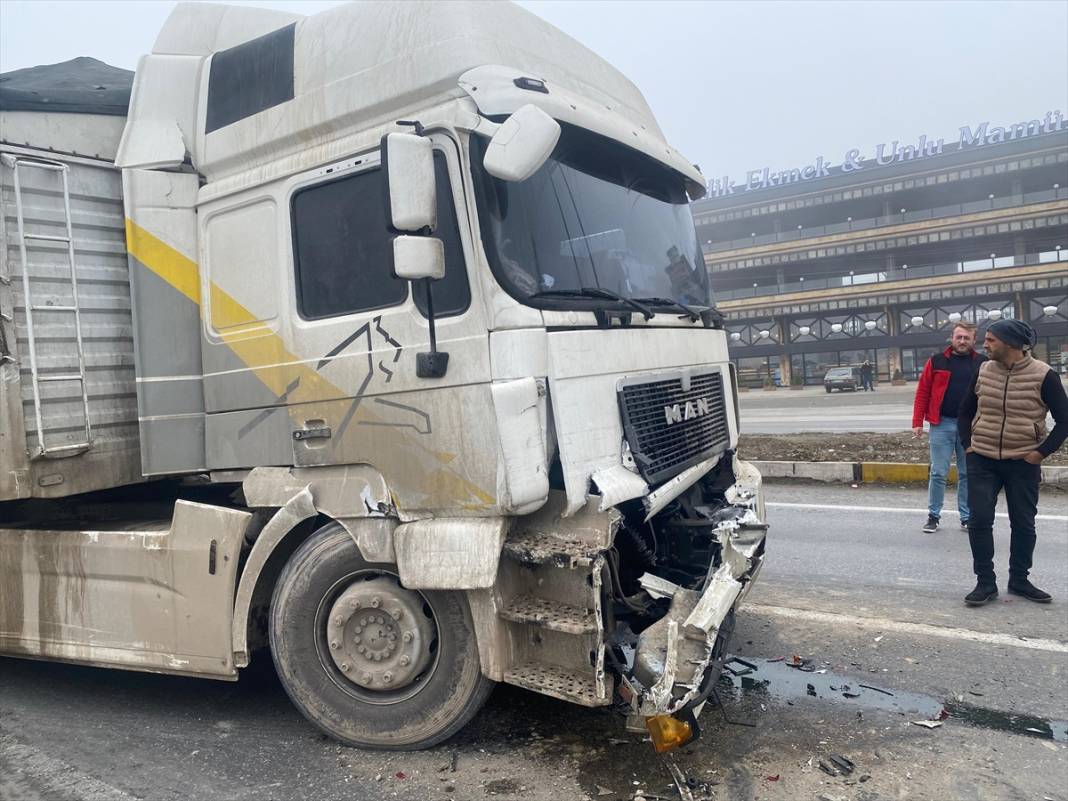 Konya’da TIR’lar çarpıştı, şehirlerarası yol kapandı 2